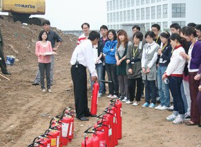 組織公司員工及項目部進(jìn)行消防演練（圖）(圖1)